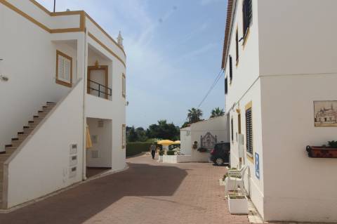 Apart hôtel de 32 quartos e piscina na Ria formosa, com possibilidade de ampliação.