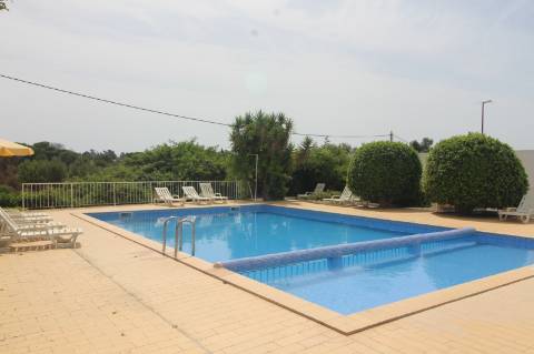 Apart hôtel de 32 quartos e piscina na Ria formosa, com possibilidade de ampliação.