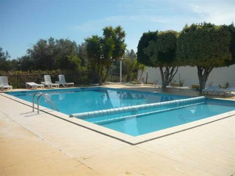 Apart hôtel de 32 quartos e piscina na Ria formosa, com possibilidade de ampliação.