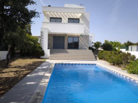 MORADIA COM PISCINA - COM TERRENO DE 19.860 M² - VISTA MAR - COM FURO - SISTEMA DE REGA - EM SÃO BARTOLOMEU - A POUCOS MINUTOS DA PRAIA VERDE - CASTRO MARIM - ALGARVE