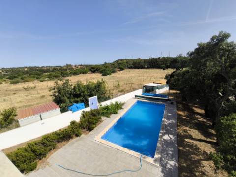 MORADIA COM PISCINA - COM TERRENO DE 19.860 M² - VISTA MAR - COM FURO - SISTEMA DE REGA - EM SÃO BARTOLOMEU - A POUCOS MINUTOS DA PRAIA VERDE - CASTRO MARIM - ALGARVE