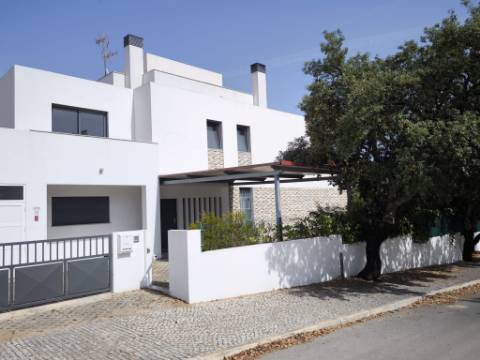 MORADIA COM PISCINA - COM TERRENO DE 19.860 M² - VISTA MAR - COM FURO - SISTEMA DE REGA - EM SÃO BARTOLOMEU - A POUCOS MINUTOS DA PRAIA VERDE - CASTRO MARIM - ALGARVE