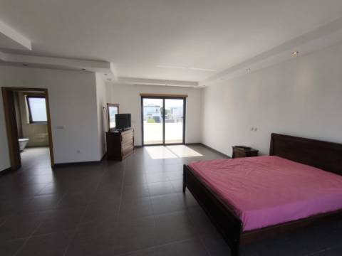MORADIA COM PISCINA - COM TERRENO DE 19.860 M² - VISTA MAR - COM FURO - SISTEMA DE REGA - EM SÃO BARTOLOMEU - A POUCOS MINUTOS DA PRAIA VERDE - CASTRO MARIM - ALGARVE