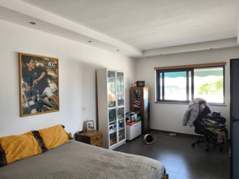 MORADIA COM PISCINA - COM TERRENO DE 19.860 M² - VISTA MAR - COM FURO - SISTEMA DE REGA - EM SÃO BARTOLOMEU - A POUCOS MINUTOS DA PRAIA VERDE - CASTRO MARIM - ALGARVE