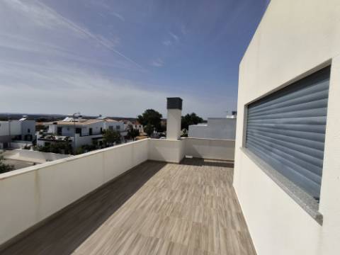 MORADIA COM PISCINA - COM TERRENO DE 19.860 M² - VISTA MAR - COM FURO - SISTEMA DE REGA - EM SÃO BARTOLOMEU - A POUCOS MINUTOS DA PRAIA VERDE - CASTRO MARIM - ALGARVE