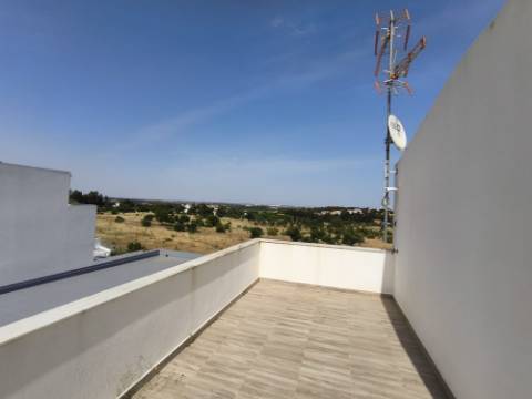 MORADIA COM PISCINA - COM TERRENO DE 19.860 M² - VISTA MAR - COM FURO - SISTEMA DE REGA - EM SÃO BARTOLOMEU - A POUCOS MINUTOS DA PRAIA VERDE - CASTRO MARIM - ALGARVE