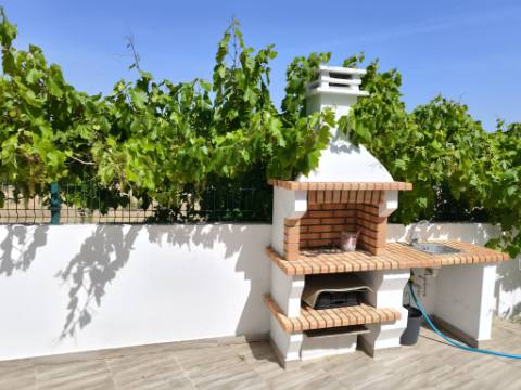 MORADIA COM PISCINA - COM TERRENO DE 19.860 M² - VISTA MAR - COM FURO - SISTEMA DE REGA - EM SÃO BARTOLOMEU - A POUCOS MINUTOS DA PRAIA VERDE - CASTRO MARIM - ALGARVE