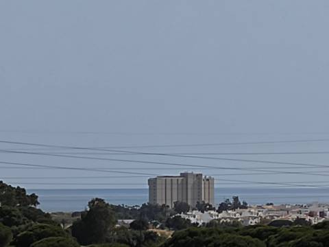 MORADIA COM PISCINA - COM TERRENO DE 19.860 M² - VISTA MAR - COM FURO - SISTEMA DE REGA - EM SÃO BARTOLOMEU - A POUCOS MINUTOS DA PRAIA VERDE - CASTRO MARIM - ALGARVE