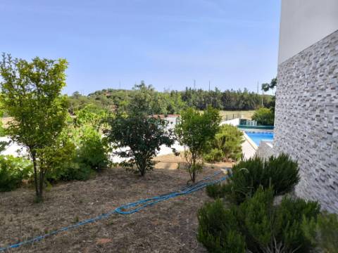 MORADIA COM PISCINA - COM TERRENO DE 19.860 M² - VISTA MAR - COM FURO - SISTEMA DE REGA - EM SÃO BARTOLOMEU - A POUCOS MINUTOS DA PRAIA VERDE - CASTRO MARIM - ALGARVE