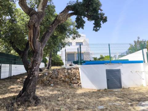 MORADIA COM PISCINA - COM TERRENO DE 19.860 M² - VISTA MAR - COM FURO - SISTEMA DE REGA - EM SÃO BARTOLOMEU - A POUCOS MINUTOS DA PRAIA VERDE - CASTRO MARIM - ALGARVE