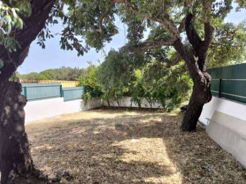 MORADIA COM PISCINA - COM TERRENO DE 19.860 M² - VISTA MAR - COM FURO - SISTEMA DE REGA - EM SÃO BARTOLOMEU - A POUCOS MINUTOS DA PRAIA VERDE - CASTRO MARIM - ALGARVE