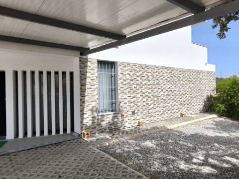 MORADIA COM PISCINA - COM TERRENO DE 19.860 M² - VISTA MAR - COM FURO - SISTEMA DE REGA - EM SÃO BARTOLOMEU - A POUCOS MINUTOS DA PRAIA VERDE - CASTRO MARIM - ALGARVE