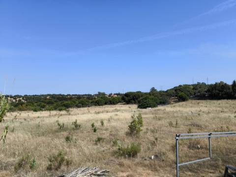 MORADIA COM PISCINA - COM TERRENO DE 19.860 M² - VISTA MAR - COM FURO - SISTEMA DE REGA - EM SÃO BARTOLOMEU - A POUCOS MINUTOS DA PRAIA VERDE - CASTRO MARIM - ALGARVE
