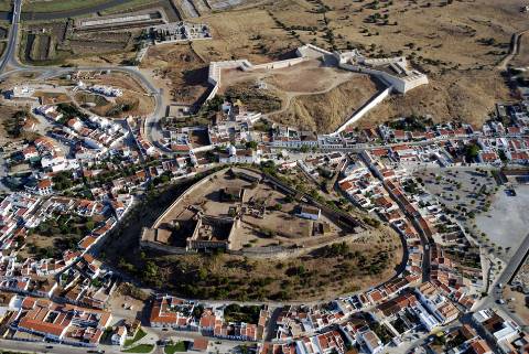 TERRENO RUSTICO COM 23000 M2 - COM POSSIBILIDADE DE CONSTRUÇÃO APOIO AGRICOLA AZINHAL CASTRO MARIM ALGARVE
