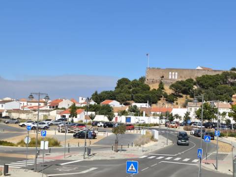 BAR RESTAURANTE - SNACK BAR - LOJA - ROOF TOP - COM EXPLANADA E TERRAÇO - EM PLENO FUNCIONAMENTO - NO CENTRO DA VILA DE CASTRO MARIM - ALGARVE
