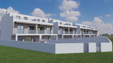 Moradia T3+2 com Piscina a Apenas 500 Metros da Praia da Lota
