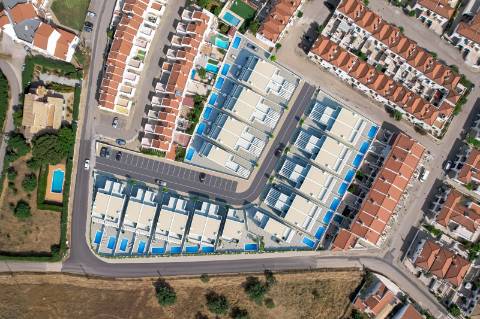 Moradia T3+2 com Piscina a Apenas 500 Metros da Praia da Lota