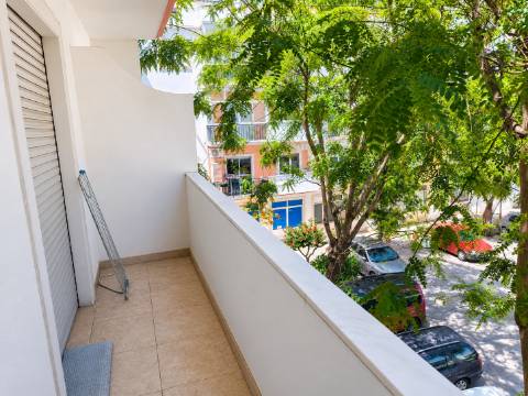APARTAMENTO T3 COM DUAS CASAS DE BANHO - COM ARRECADAÇÃO NO SÓTÃO - DUAS VARANDAS - NO CENTRO DE VILA REAL DE SANTO ANTONIO - ALGARVE