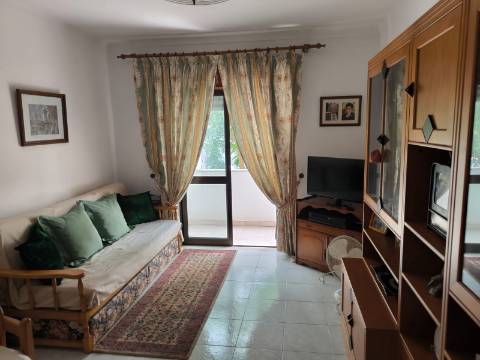 APARTAMENTO T3 COM DUAS CASAS DE BANHO - COM ARRECADAÇÃO NO SÓTÃO - DUAS VARANDAS - NO CENTRO DE VILA REAL DE SANTO ANTONIO - ALGARVE
