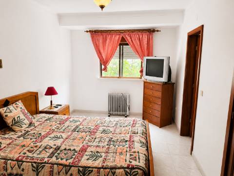 APARTAMENTO T3 COM DUAS CASAS DE BANHO - COM ARRECADAÇÃO NO SÓTÃO - DUAS VARANDAS - NO CENTRO DE VILA REAL DE SANTO ANTONIO - ALGARVE