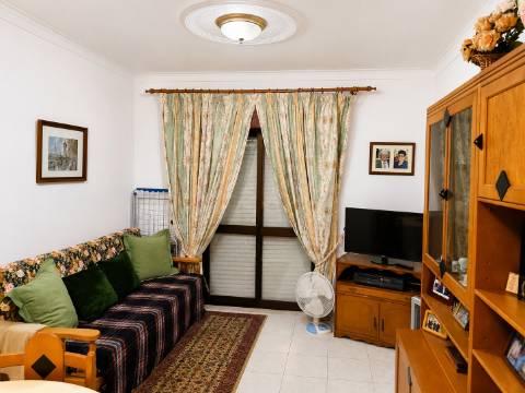 APARTAMENTO T3 COM DUAS CASAS DE BANHO - COM ARRECADAÇÃO NO SÓTÃO - DUAS VARANDAS - NO CENTRO DE VILA REAL DE SANTO ANTONIO - ALGARVE