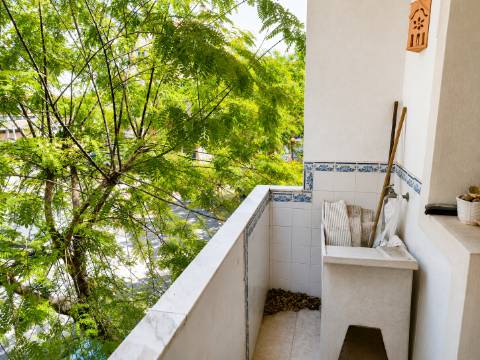 APARTAMENTO T3 COM DUAS CASAS DE BANHO - COM ARRECADAÇÃO NO SÓTÃO - DUAS VARANDAS - NO CENTRO DE VILA REAL DE SANTO ANTONIO - ALGARVE