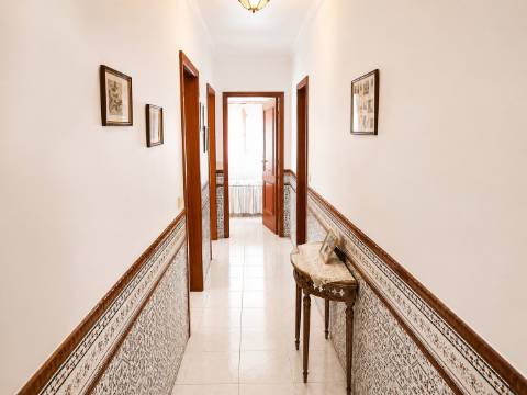 APARTAMENTO T3 COM DUAS CASAS DE BANHO - COM ARRECADAÇÃO NO SÓTÃO - DUAS VARANDAS - NO CENTRO DE VILA REAL DE SANTO ANTONIO - ALGARVE