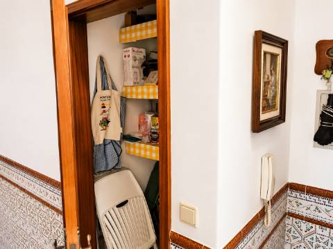 APARTAMENTO T3 COM DUAS CASAS DE BANHO - COM ARRECADAÇÃO NO SÓTÃO - DUAS VARANDAS - NO CENTRO DE VILA REAL DE SANTO ANTONIO - ALGARVE