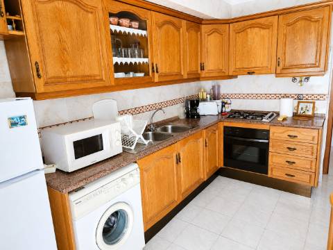 APARTAMENTO T3 COM DUAS CASAS DE BANHO - COM ARRECADAÇÃO NO SÓTÃO - DUAS VARANDAS - NO CENTRO DE VILA REAL DE SANTO ANTONIO - ALGARVE