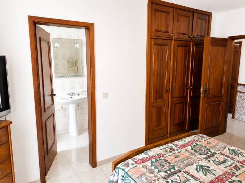 APARTAMENTO T3 COM DUAS CASAS DE BANHO - COM ARRECADAÇÃO NO SÓTÃO - DUAS VARANDAS - NO CENTRO DE VILA REAL DE SANTO ANTONIO - ALGARVE