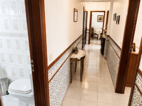 APARTAMENTO T3 COM DUAS CASAS DE BANHO - COM ARRECADAÇÃO NO SÓTÃO - DUAS VARANDAS - NO CENTRO DE VILA REAL DE SANTO ANTONIO - ALGARVE