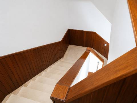 APARTAMENTO T3 COM DUAS CASAS DE BANHO - COM ARRECADAÇÃO NO SÓTÃO - DUAS VARANDAS - NO CENTRO DE VILA REAL DE SANTO ANTONIO - ALGARVE