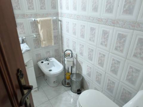 APARTAMENTO T3 COM DUAS CASAS DE BANHO - COM ARRECADAÇÃO NO SÓTÃO - DUAS VARANDAS - NO CENTRO DE VILA REAL DE SANTO ANTONIO - ALGARVE