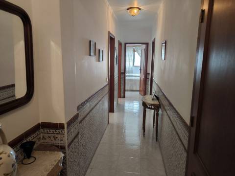 APARTAMENTO T3 COM DUAS CASAS DE BANHO - COM ARRECADAÇÃO NO SÓTÃO - DUAS VARANDAS - NO CENTRO DE VILA REAL DE SANTO ANTONIO - ALGARVE