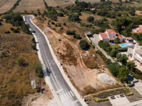 Lote para Construção de Moradia T3 com Piscina - Luz, Lagos