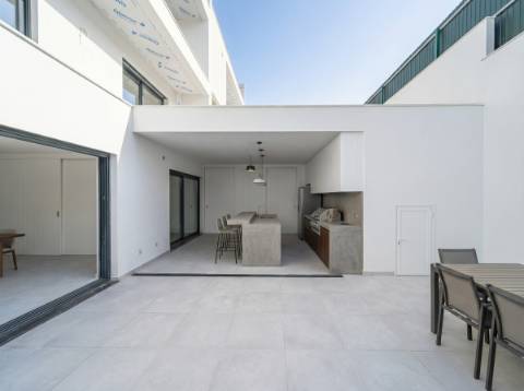 Nova Construção Moradia T3 com Piscina, estacionamento e Cave nas Gambelas em Faro.