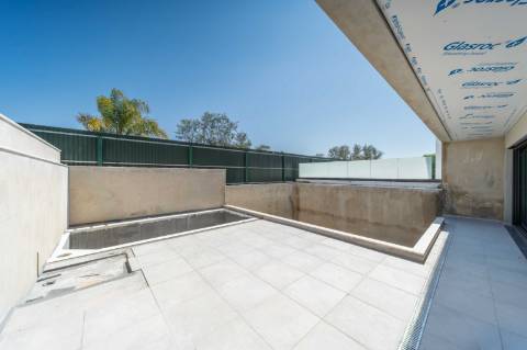 Nova Construção Moradia T3 com Piscina, estacionamento e Cave nas Gambelas em Faro.