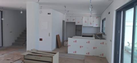 Nova Construção Moradia T3 com Piscina, estacionamento e Cave nas Gambelas em Faro.