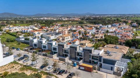 Nova Construção Moradia T3 com Piscina, estacionamento e Cave nas Gambelas em Faro.