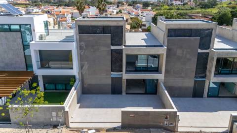 Nova Construção Moradia T3 com Piscina, estacionamento e Cave nas Gambelas em Faro.