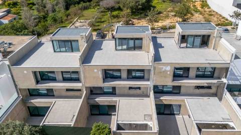 Nova Construção Moradia T3 com Piscina, estacionamento e Cave nas Gambelas em Faro.