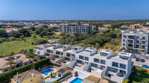 Nova Construção Moradia T3 com Piscina, estacionamento e Cave nas Gambelas em Faro.