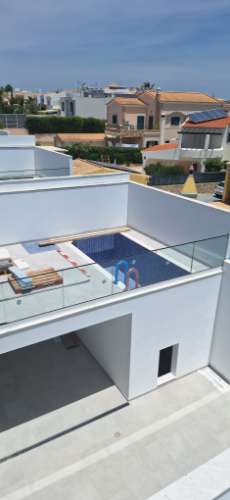 Nova Construção Moradia T3 com Piscina, estacionamento e Cave nas Gambelas em Faro.