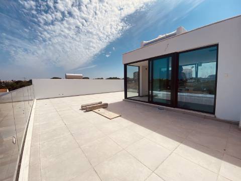 Nova Construção Moradia T3 com Piscina, estacionamento e Cave nas Gambelas em Faro.