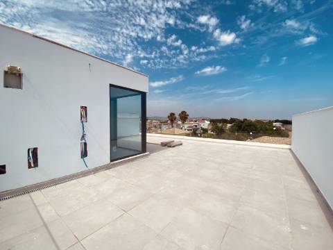 Nova Construção Moradia T3 com Piscina, estacionamento e Cave nas Gambelas em Faro.