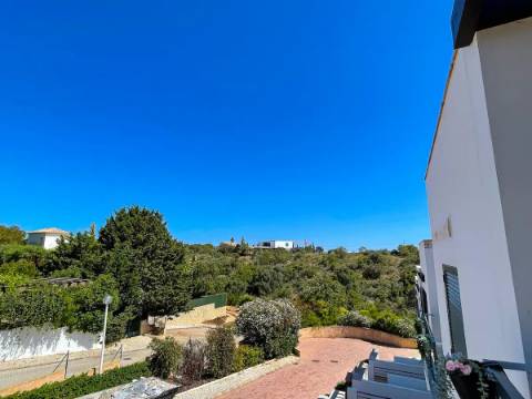 Moradia T3 geminada em condomínio fechado Ocean View