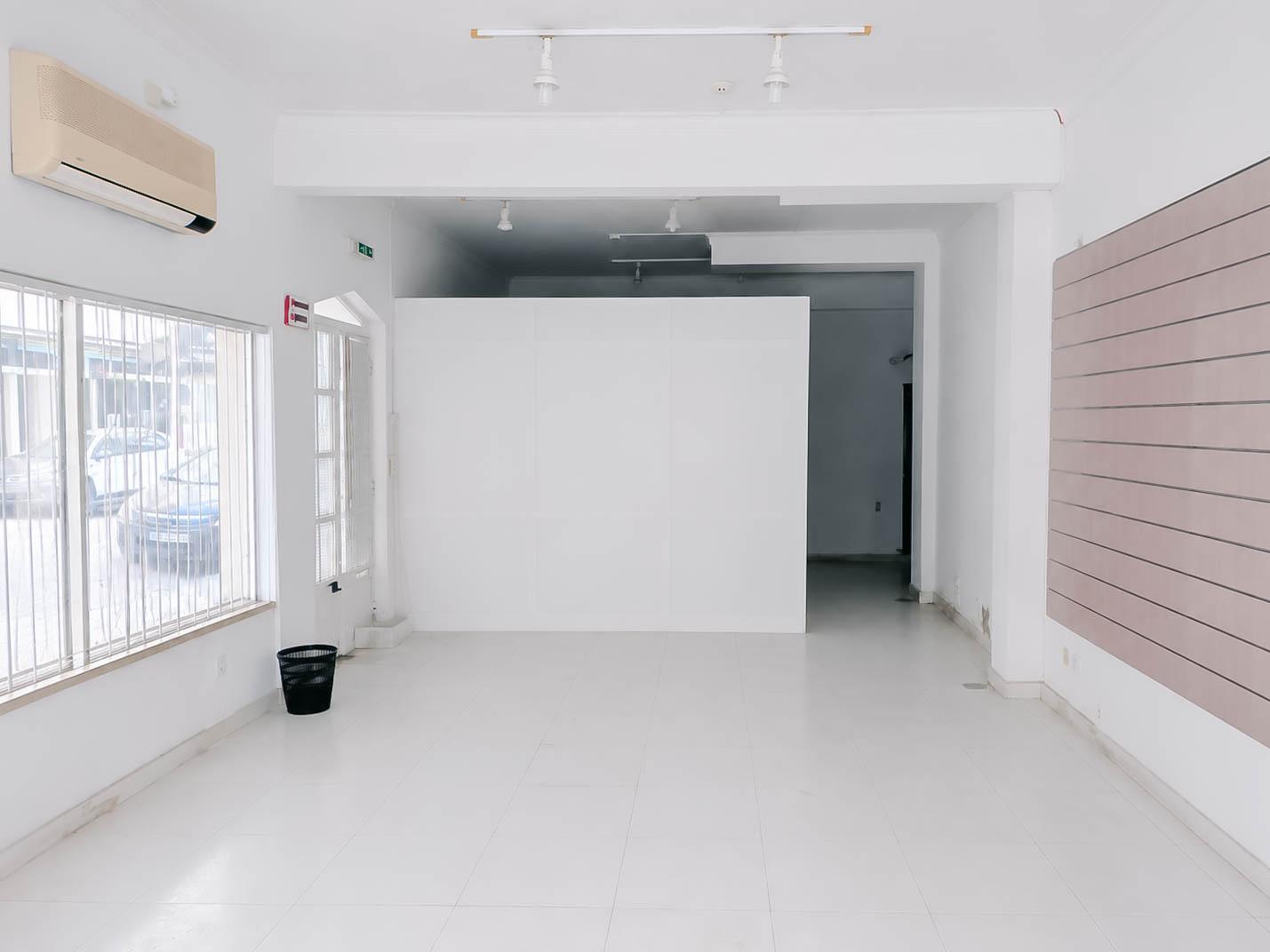 Loja Comercial junto à Praia de Monte Gordo - Ideal para Investimento