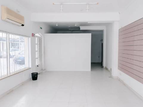 Loja Comercial junto à Praia de Monte Gordo - Ideal para Investimento