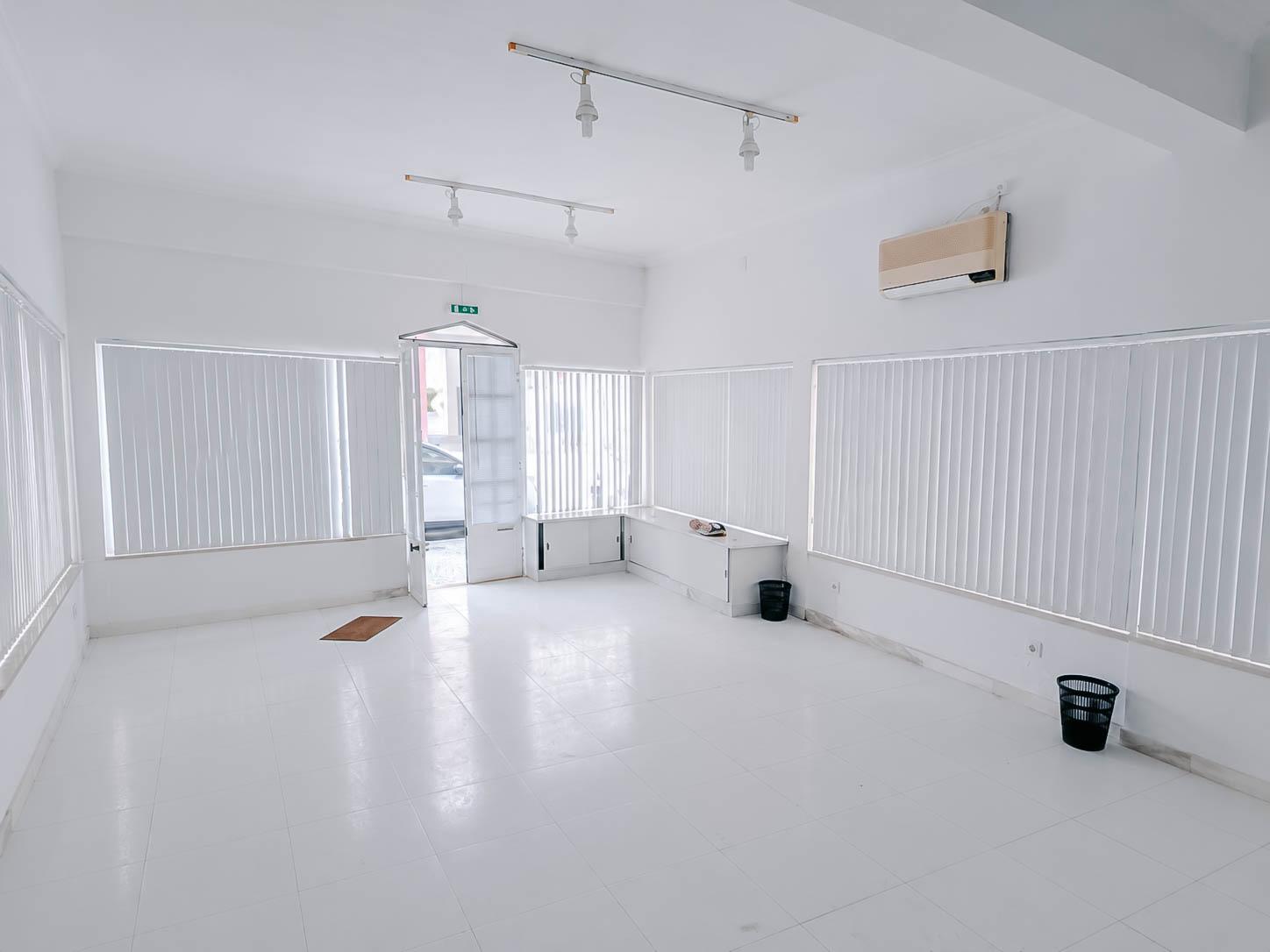 Loja Comercial junto à Praia de Monte Gordo - Ideal para Investimento