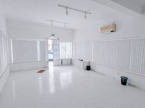 Loja Comercial junto à Praia de Monte Gordo - Ideal para Investimento